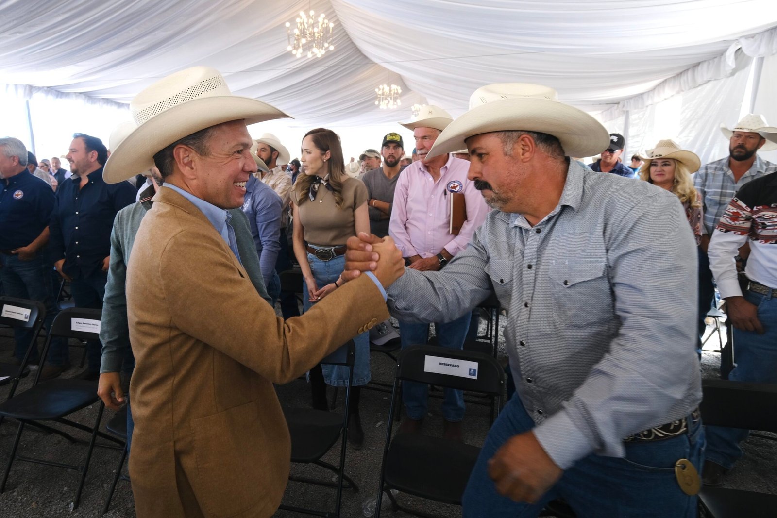 Lemus anuncia 100 millones de pesos para productores de leche en Altos