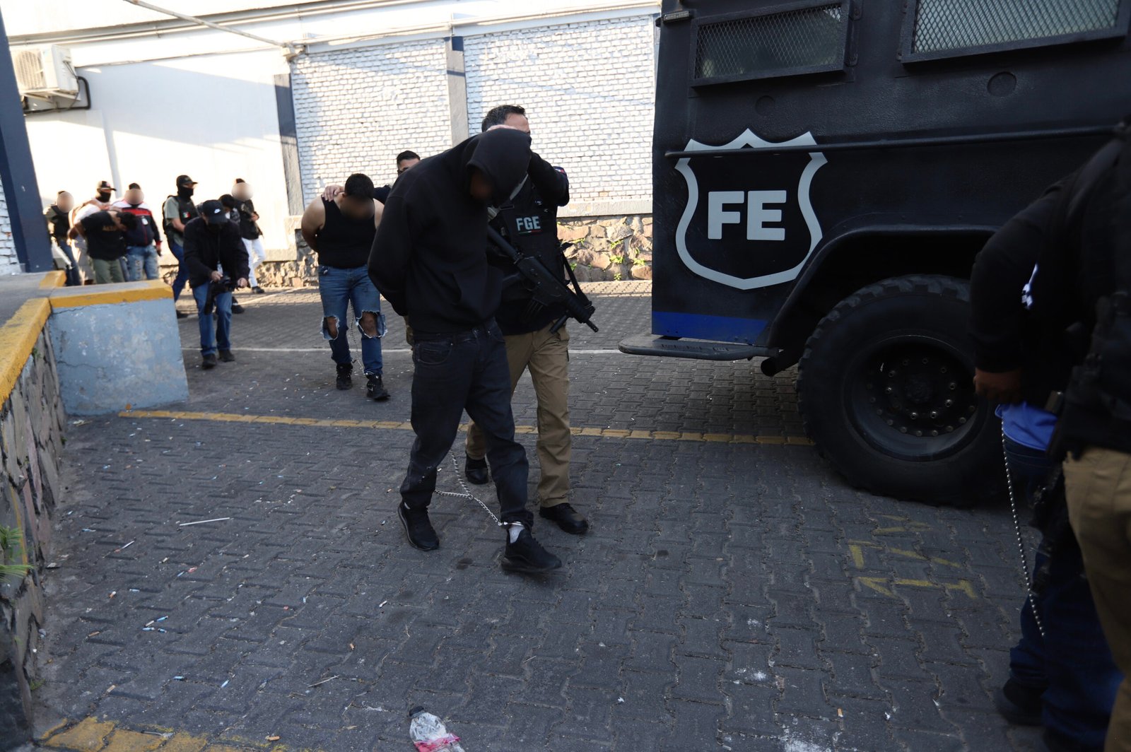 Trasladan a prisión a 13 por quema de vehículos