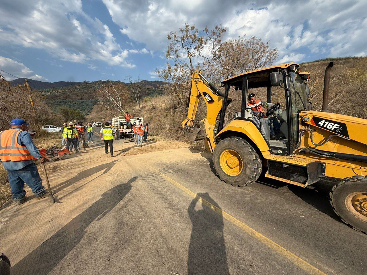 Restablece circulación en carreteras tras bloqueos