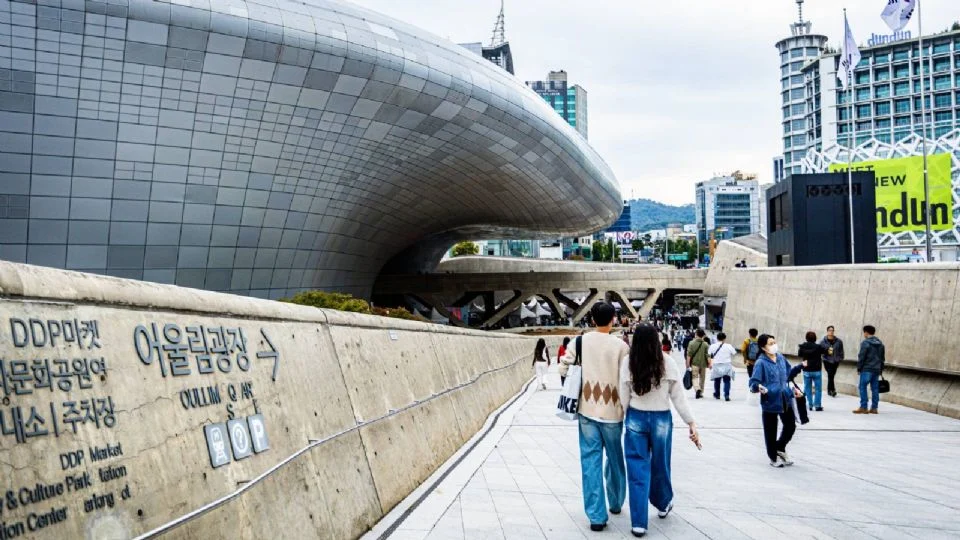 Partido expulsa a un alcalde de Corea del Sur por proponer la "importación" de mujeres para subir la tasa de natalidad