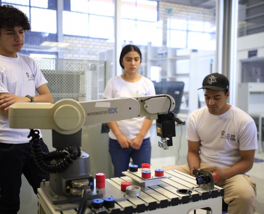 Redes sociales y cambios demográficos reducen demanda en carreras universitarias