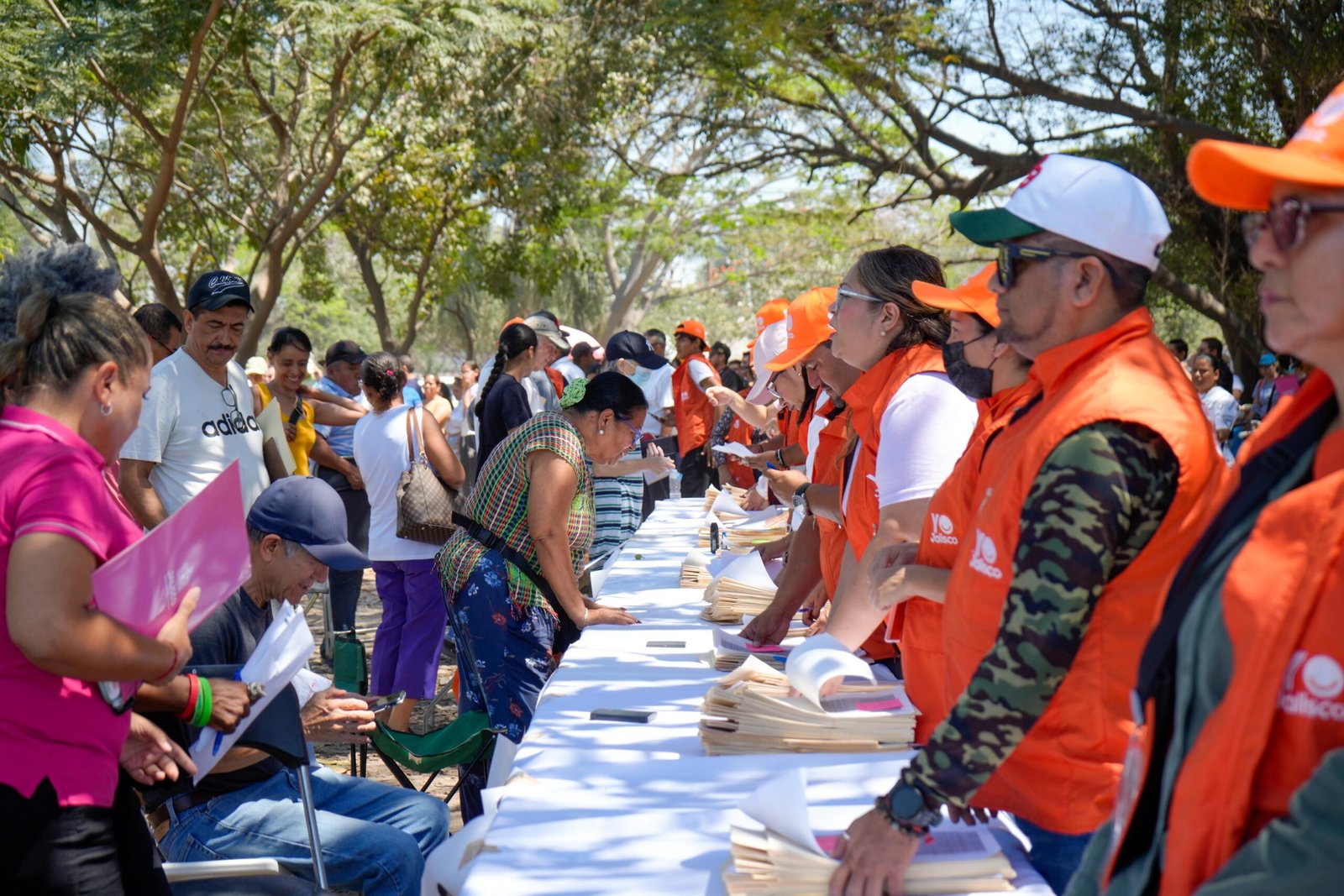 Entregan apoyos a familias de Vallarta afectadas por lluvias
