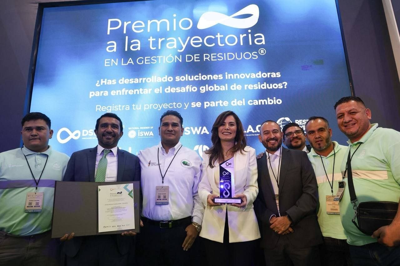 Vero Delgadillo recibe reconocimiento por programa Limpia Guadalajara