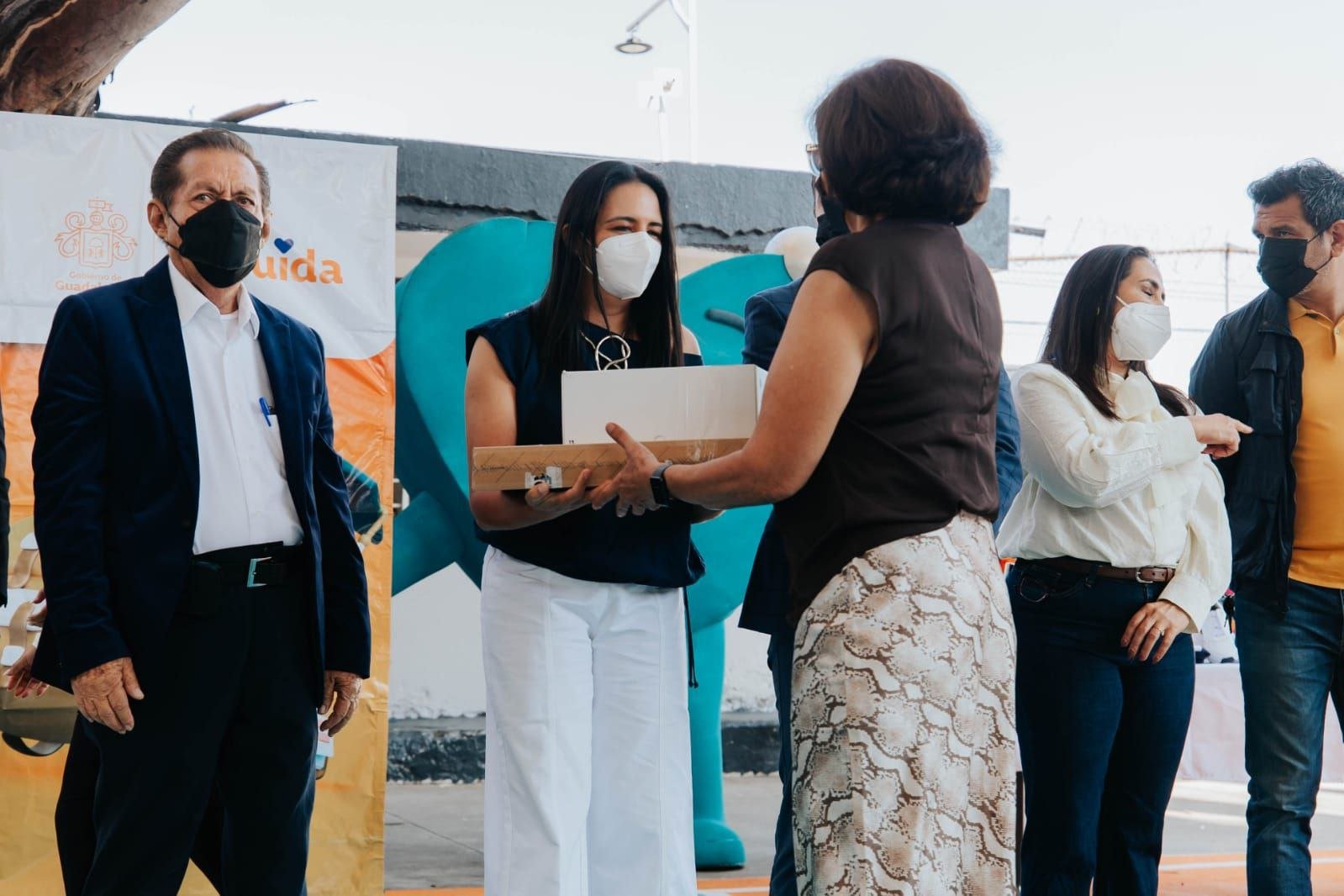 Entrega Vero Delgadillo útiles y uniformes a alumnos tapatíos