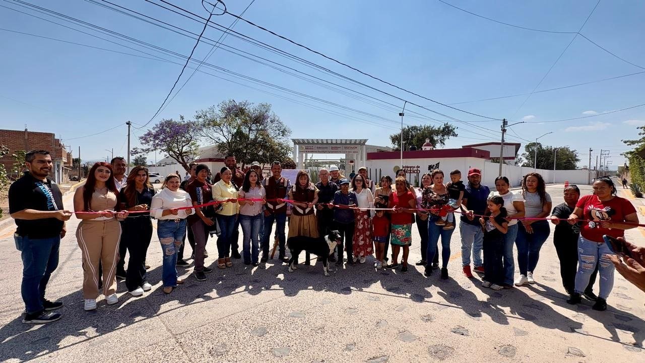 Rehabilita calles en La Higuera