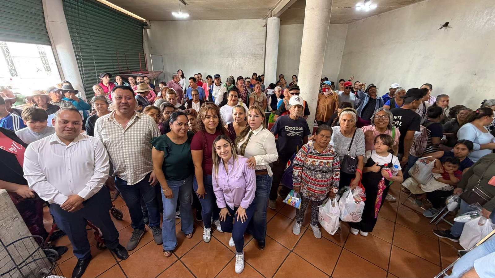 Nena Farías fortalece agenda social en El Salto
