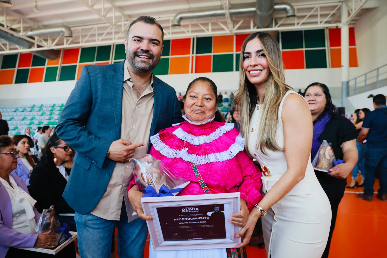 Entregan galardón Olivia Zúñiga Correa