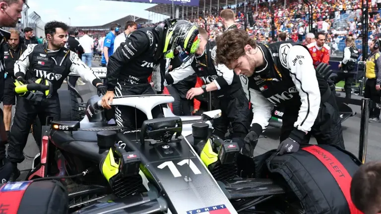 Rivalidad al rojo vivo: Checo vs. Lawson en el GP de Australia