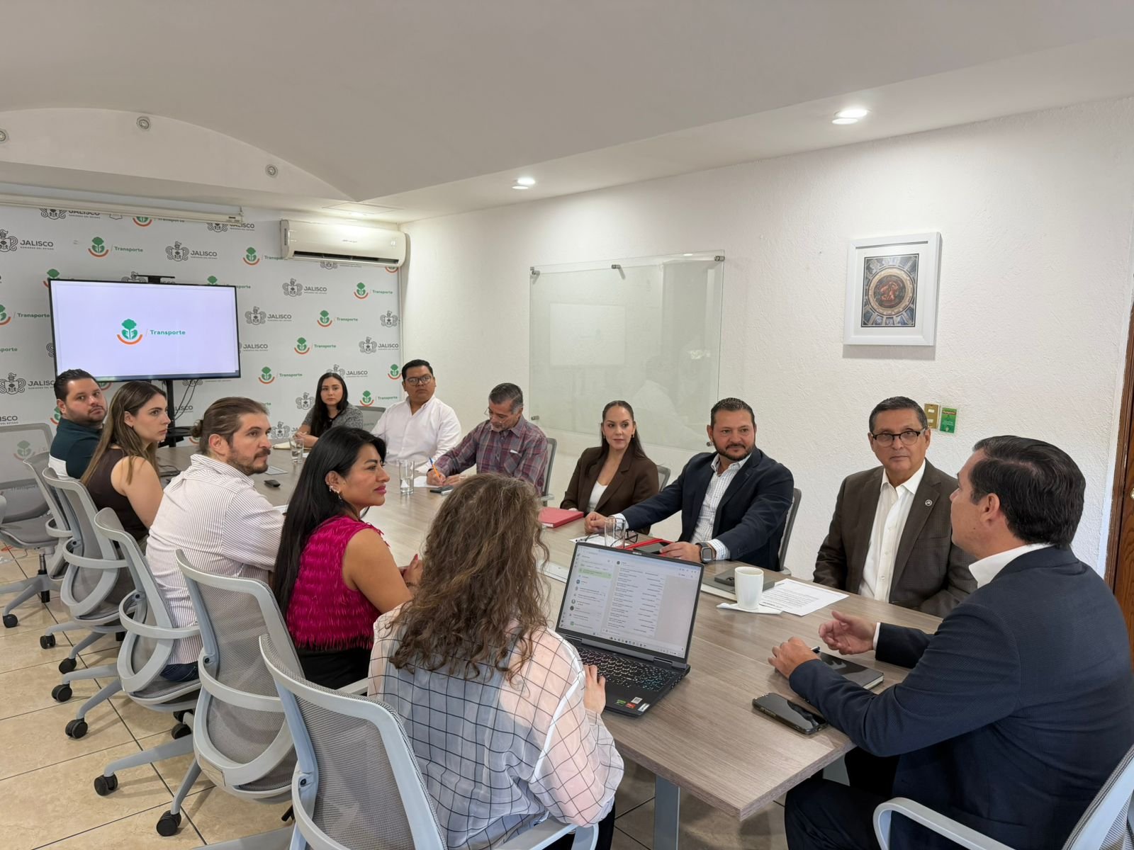 Instalan mesa sobre transporte de carga