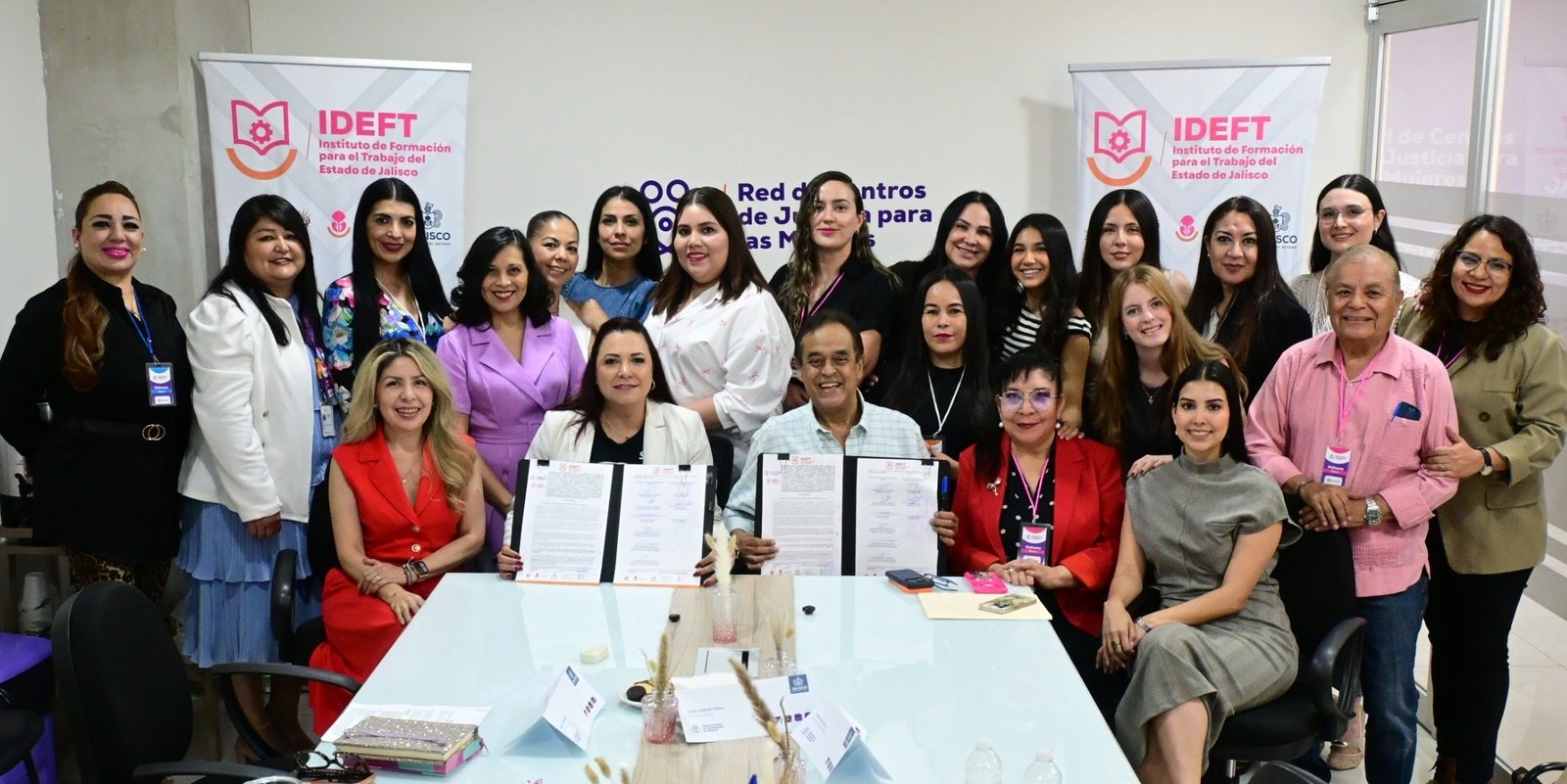 Firman alianza para capacitación y empleo femenino
