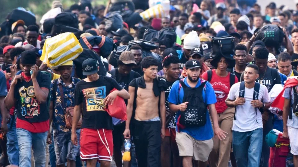 Caravana de migrantes camina desde Chiapas para pedir apoyo ante la lentitud de sus trámites