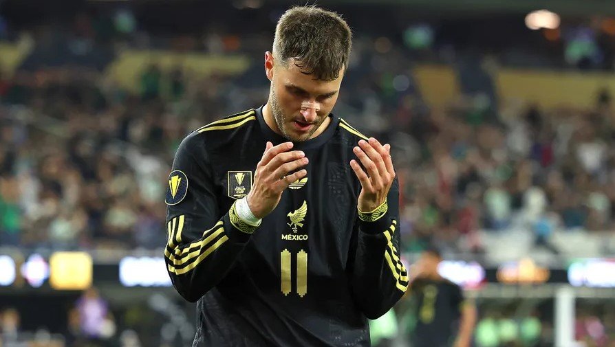 Santiago Giménez fuera en Fecha FIFA