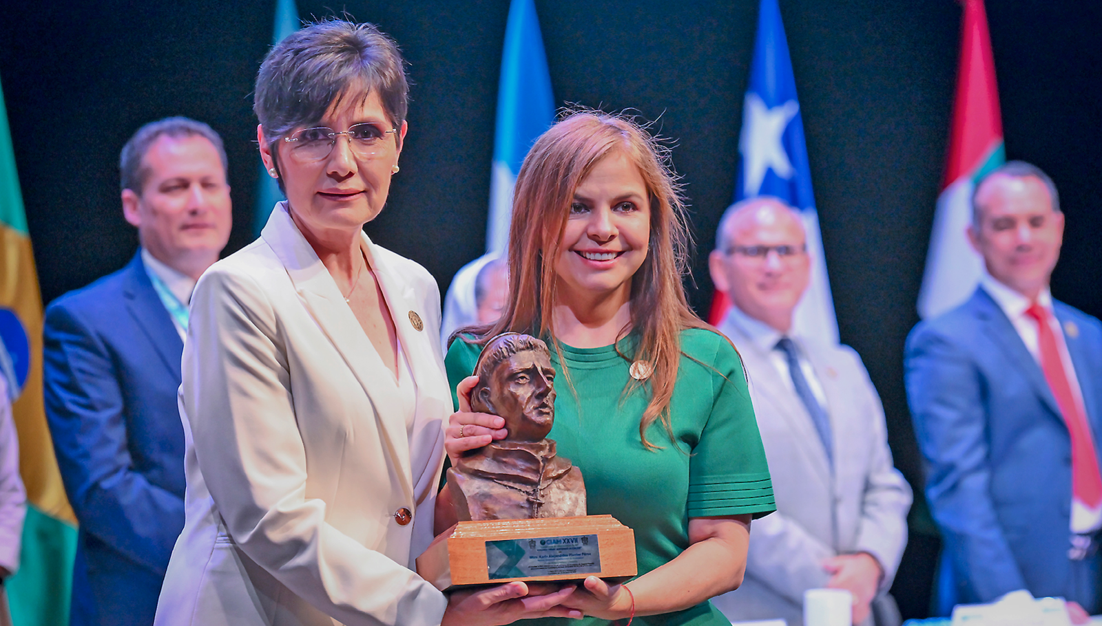 Entregan Premio Fray Antonio Alcalde a la Rectora de la UdeG Karla Planter