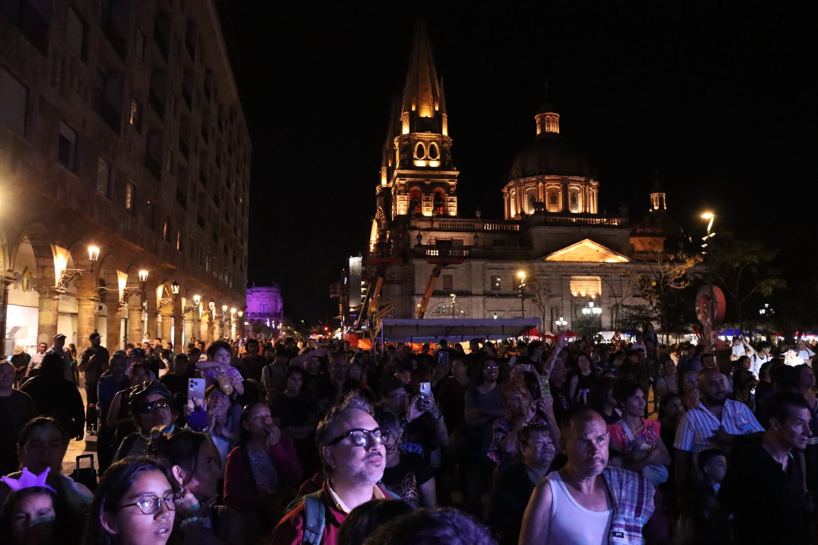 Bien de Noche reúne a 180 mil personas en GDL