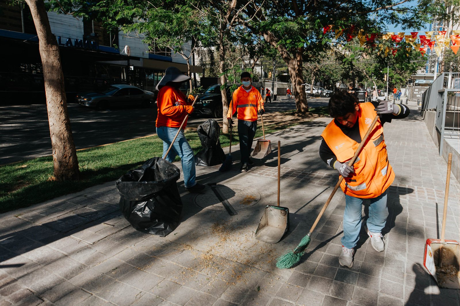 Retiran de corredor López Cotilla cuatro toneladas de basura