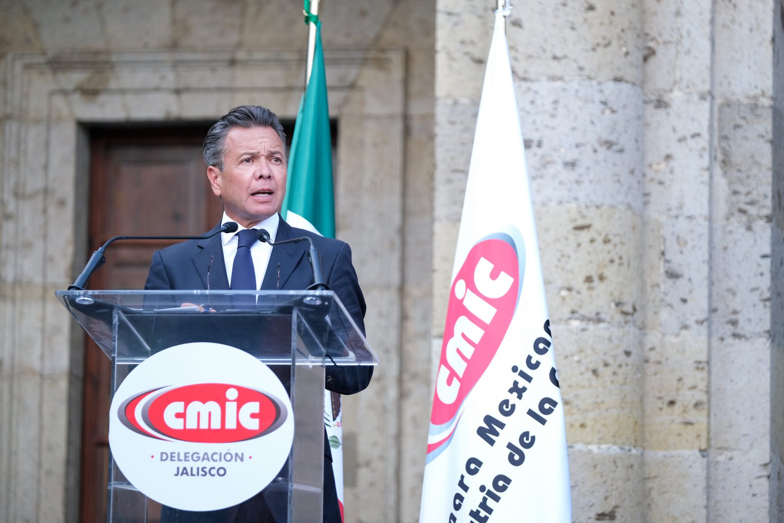 Lemus toma protesta a nuevo Consejo de CMIC