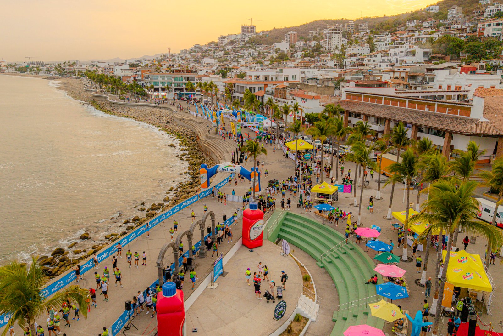 Maratón de Puerto Vallarta reúne a 3 mil corredores de 24 países 