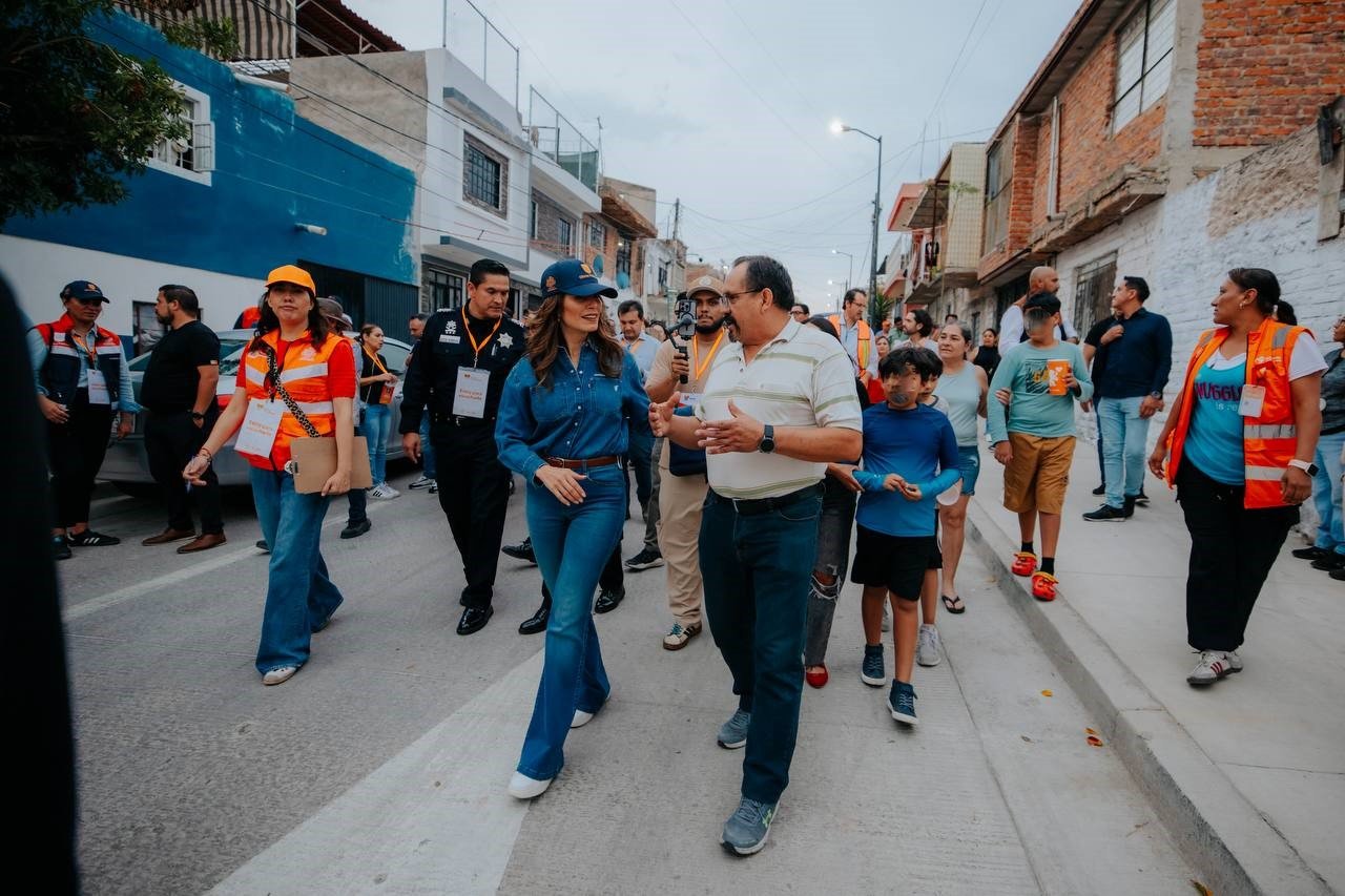Entrega Vero Delgadillo renovación de calle en Tetlán Río Verde 