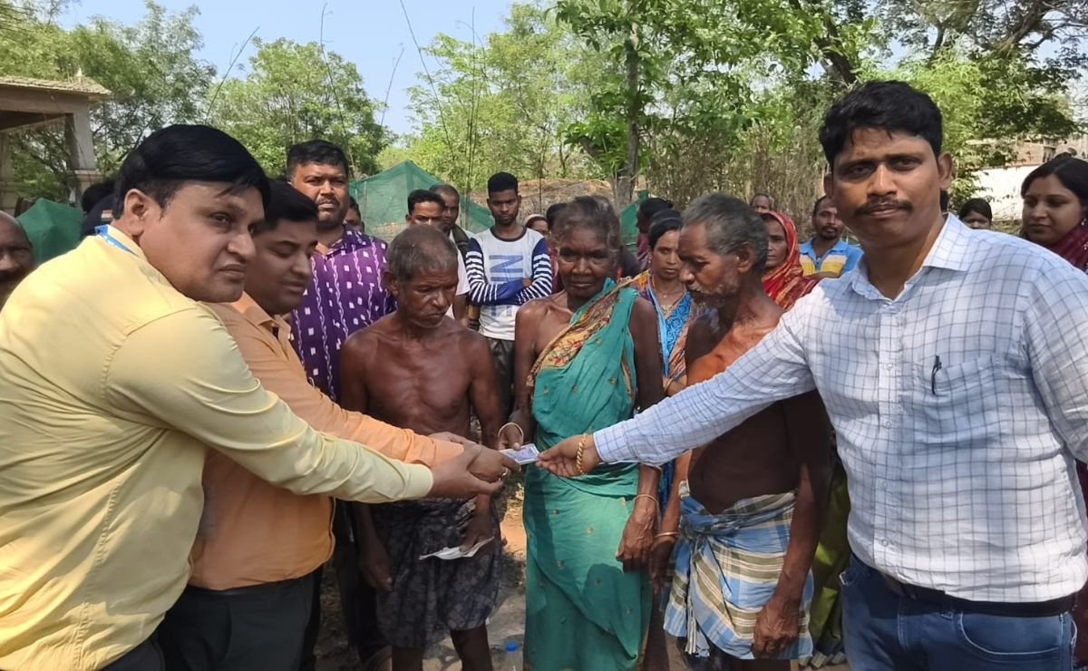 Hombre desentierra cadáver de su hermana y lo lleva al banco; recibe dinero de la cuenta