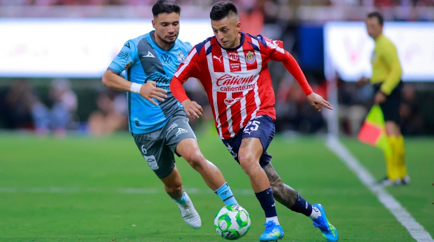 Chivas arrasa 5-0 al Puebla y rompe récord de victorias
