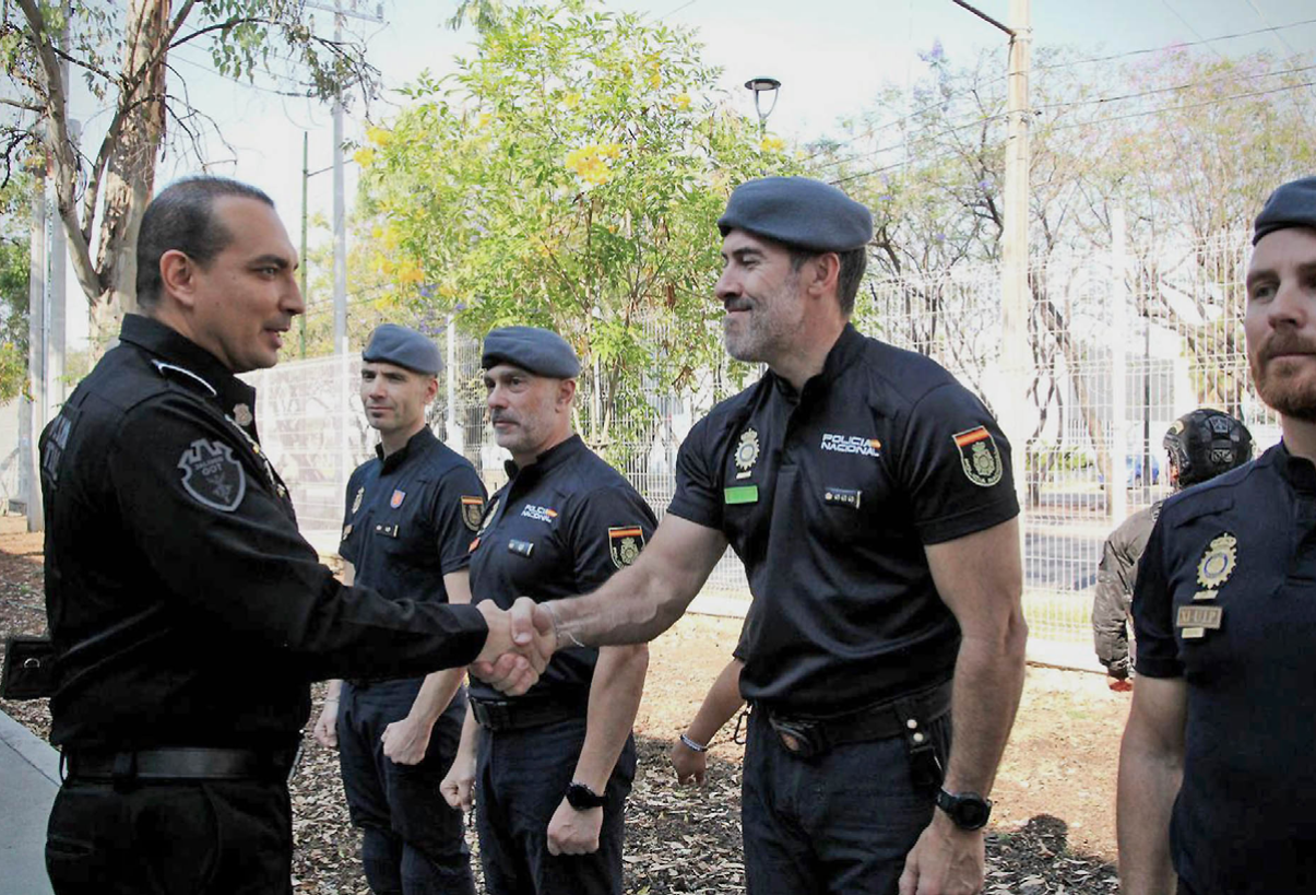 Policías reciben capacitación en control de masas violentas