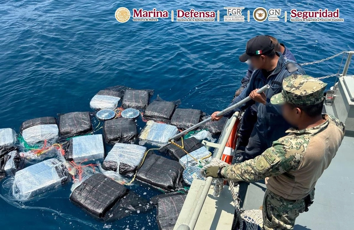 Marina detiene a 6 extranjeros y asegura barco con 18 bultos de droga frente a Puerto Chiapas