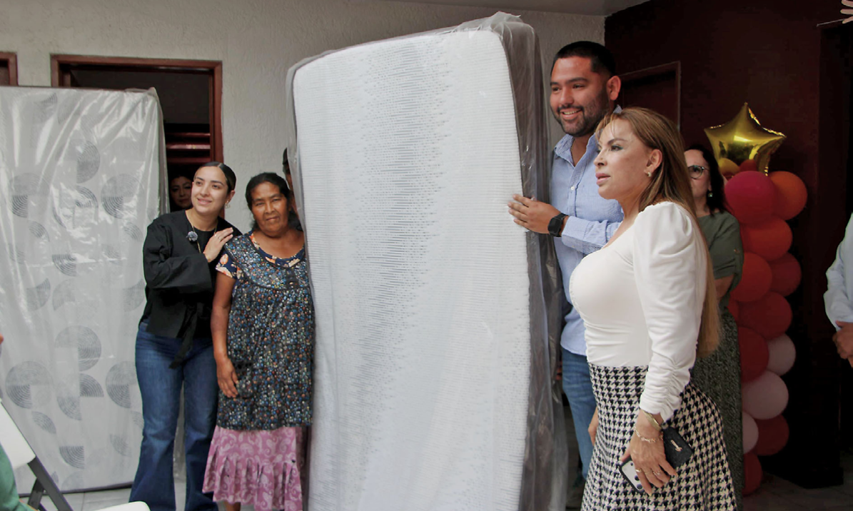 El Salto entrega apoyos y mobiliario a adultos mayores