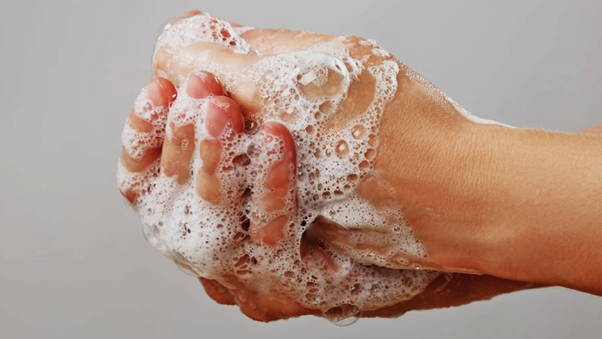Especialistas llaman a cuidar la salud de las manos con hábitos preventivos
