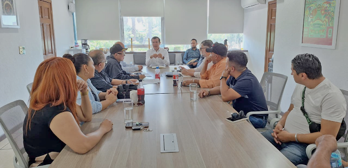 Presenta patio para taxis de plataformas en el aeropuerto