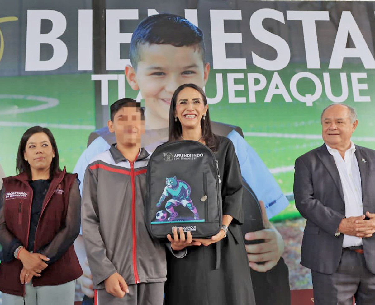 Tlaquepaque entrega mochilas y útiles 