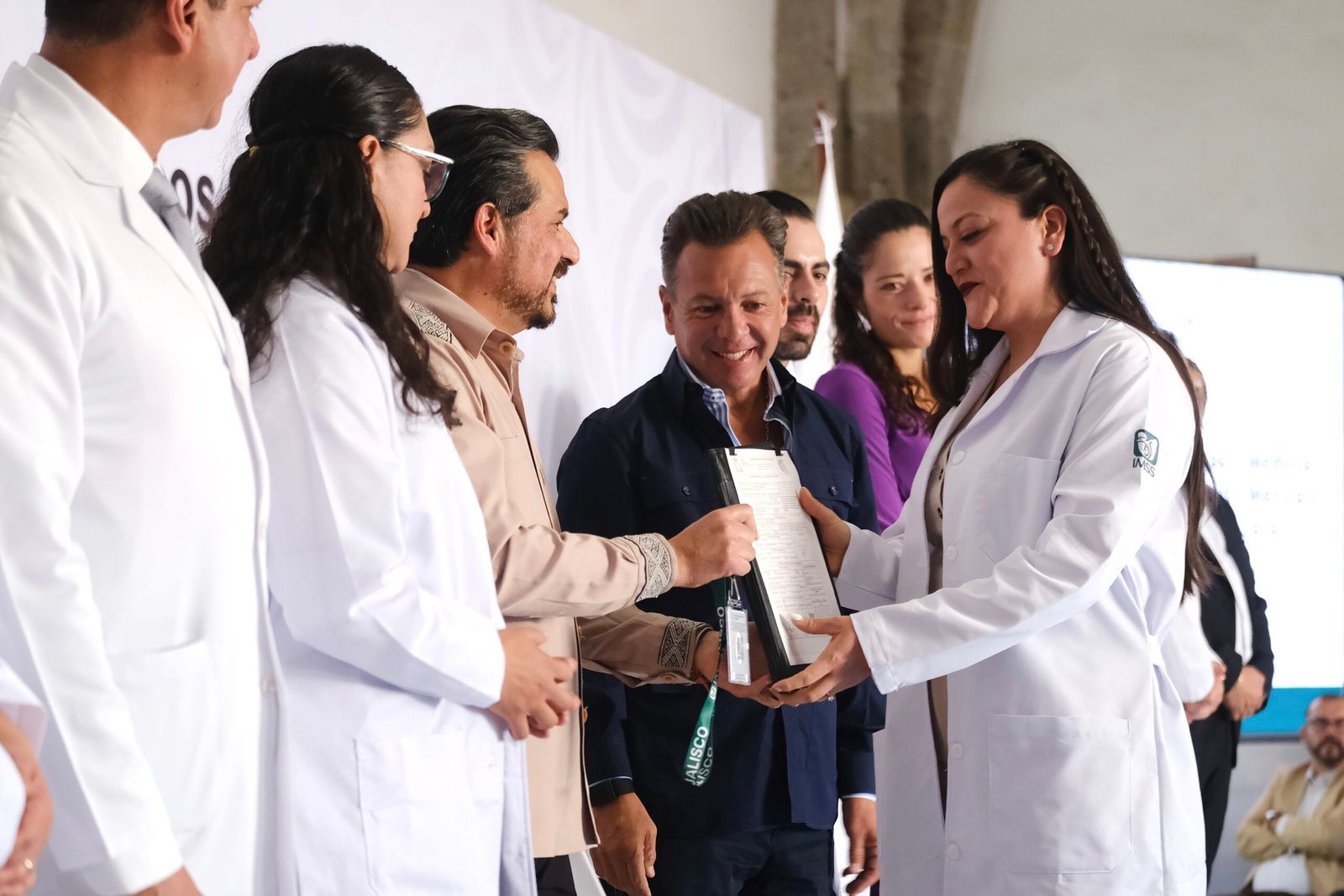 Jalisco refuerza su sistema de salud con la llegada de 700 especialistas al IMSS