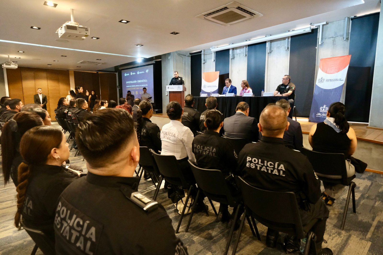 Capacitan a fuerzas de seguridad para combatir ciberdelitos contra menores