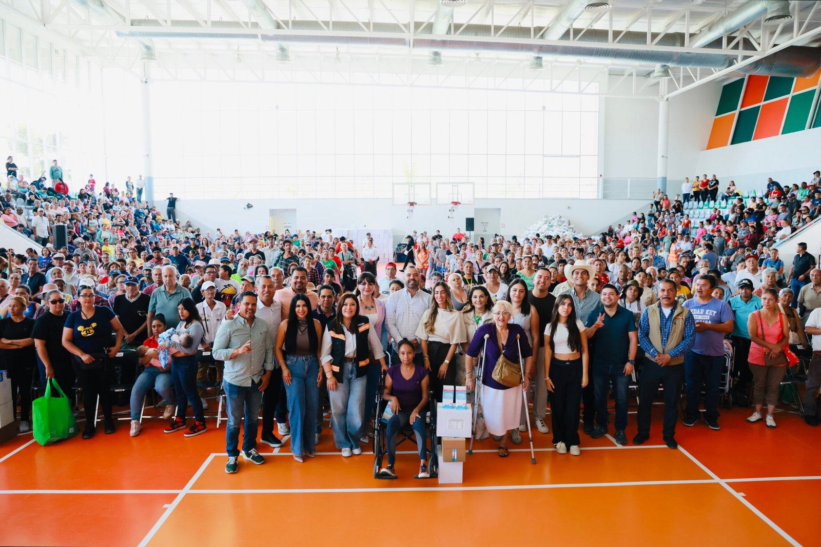 Reparten despensas y leche a más de 900 familias en Tlajo
