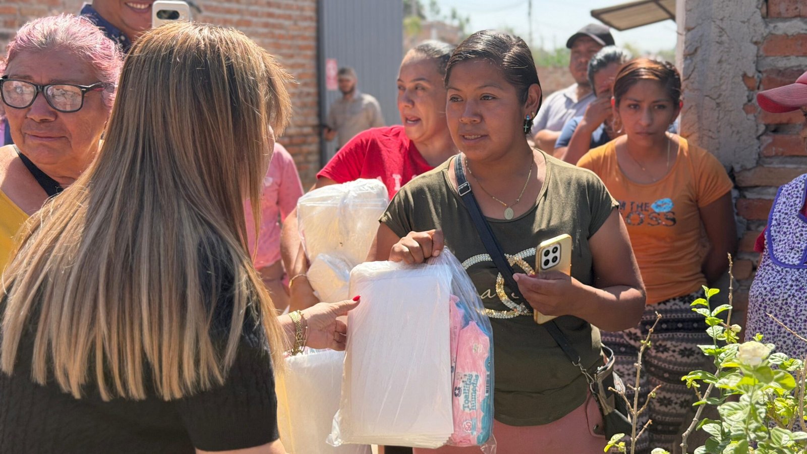 El Salto entrega más de 250 apoyos en La Huizachera