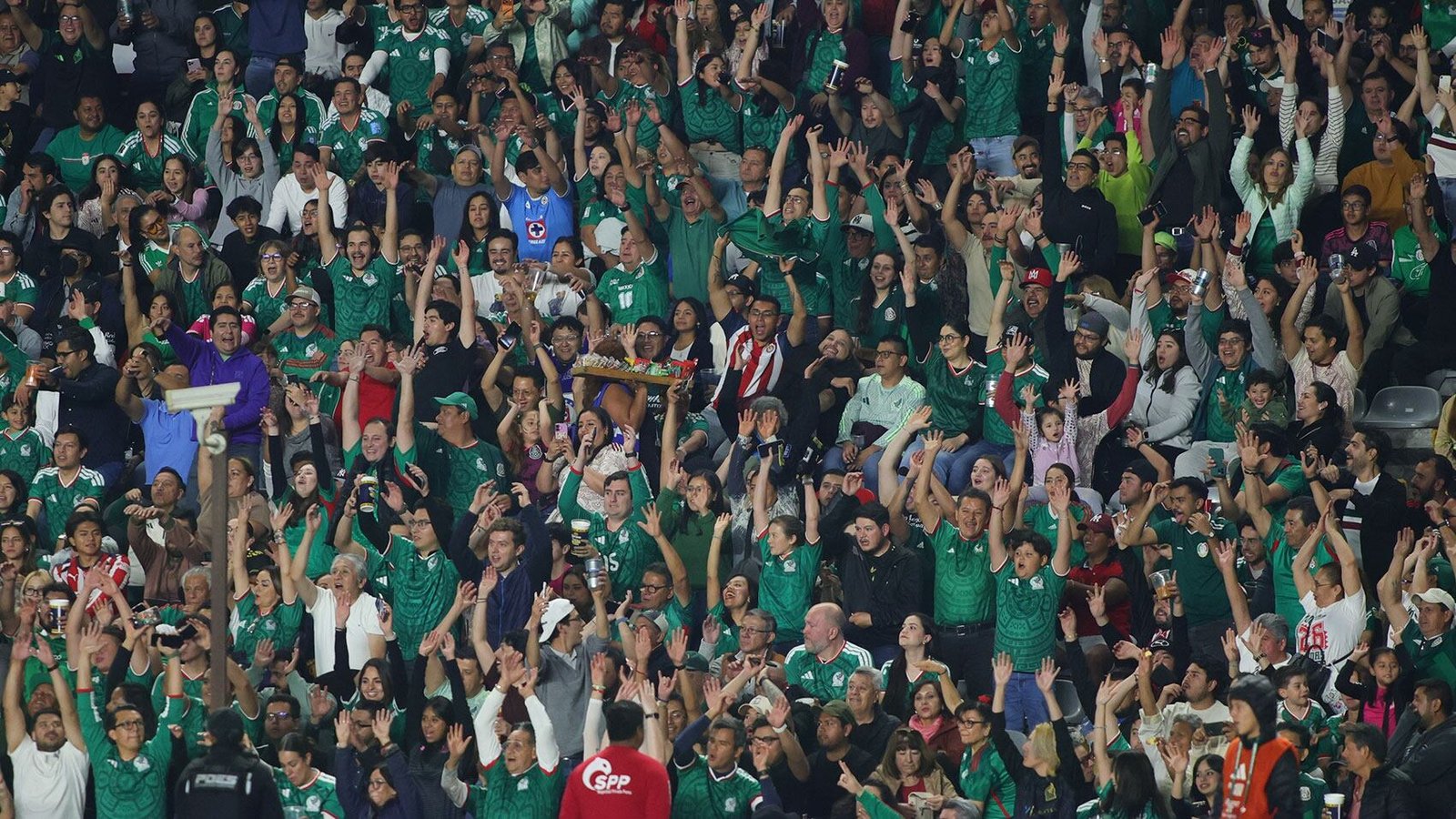 ¡No aprende! FIFA castiga a México por grito homofóbico: el Cuauhtémoc cierra una sección