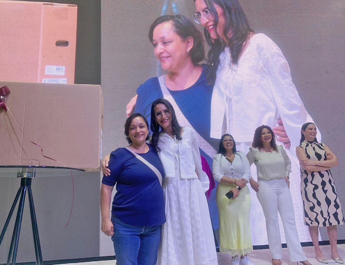Laura Imelda celebra a mil 200 madres