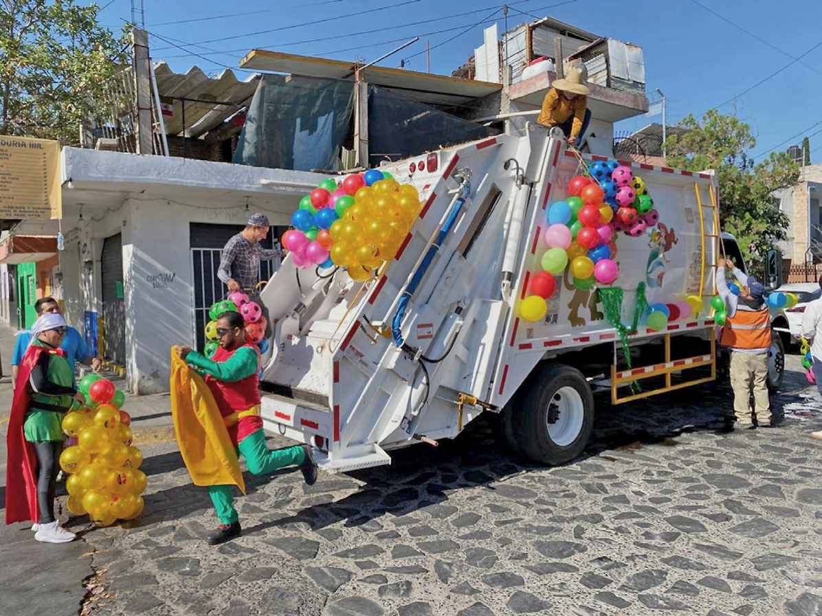 Celebran a niñas y niños con entrega de regalos