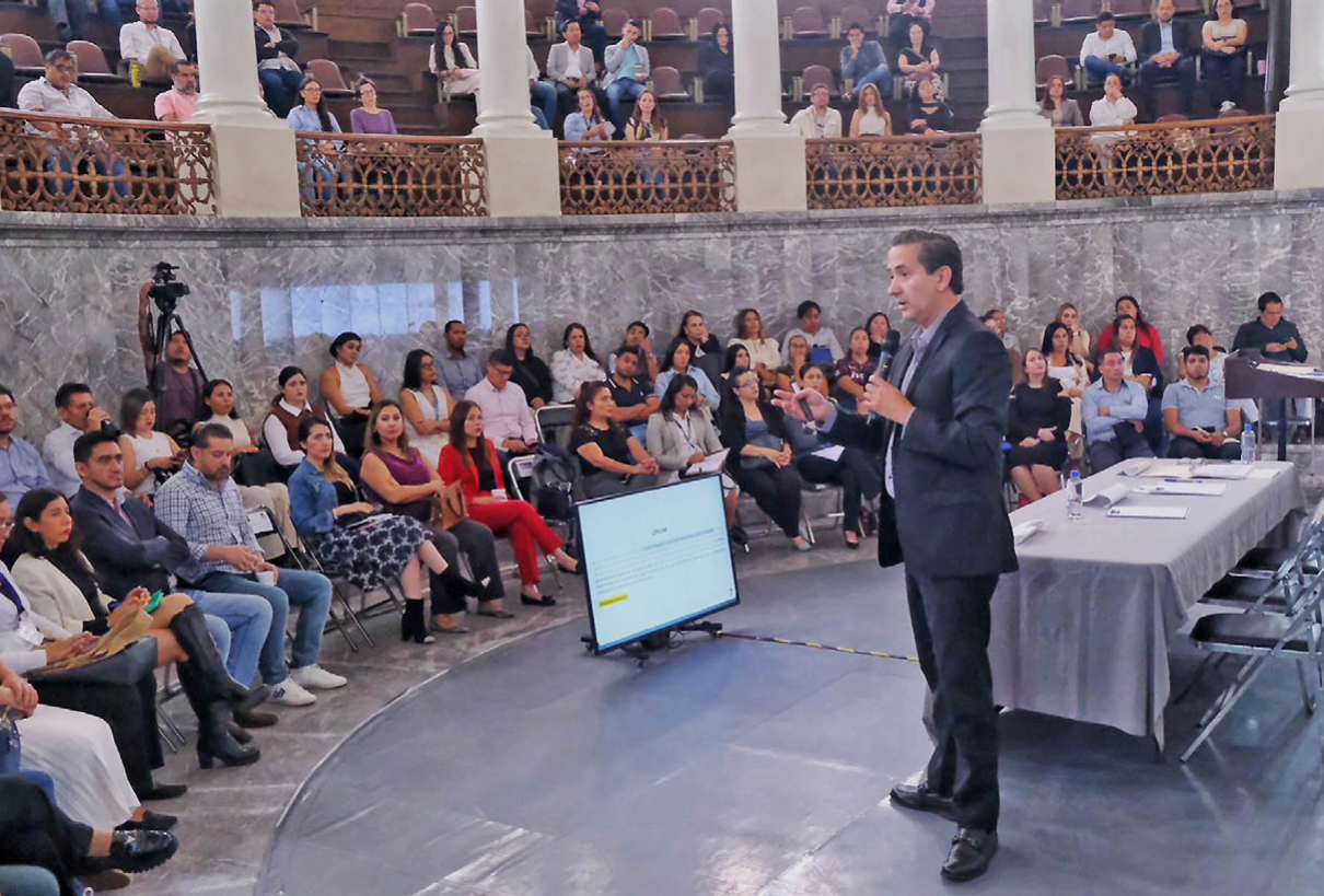 Capacitan a funcionarios en protección de datos