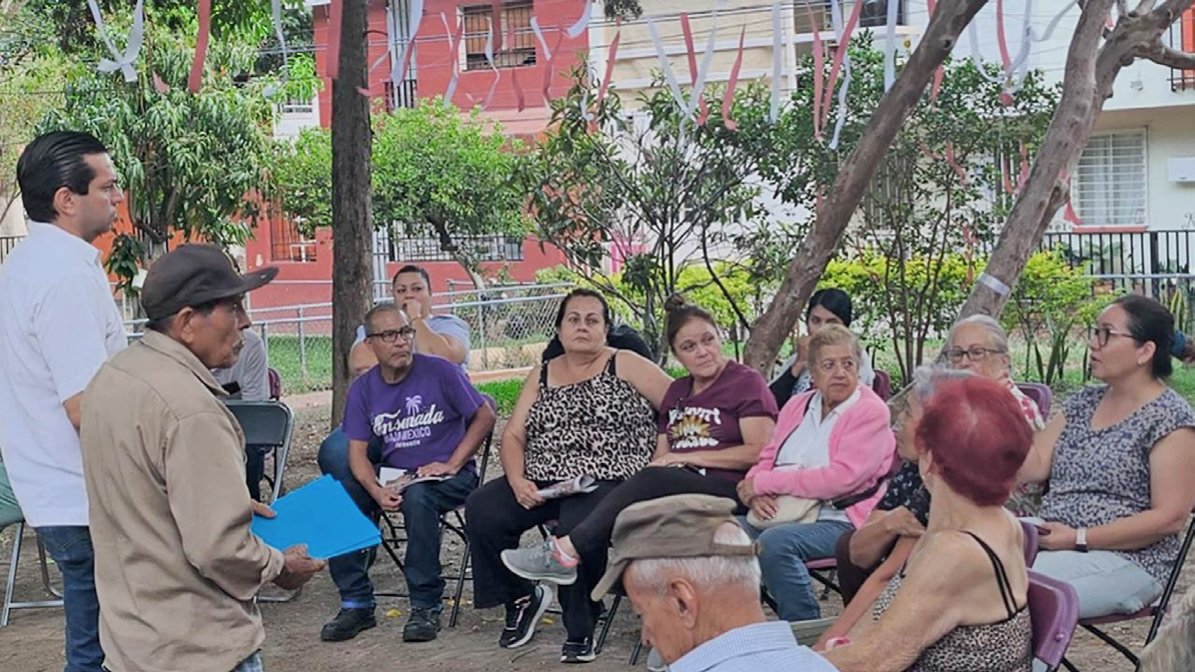 Mauro Lomelí atiende demandas en la Colonia Estatuto Jurídico