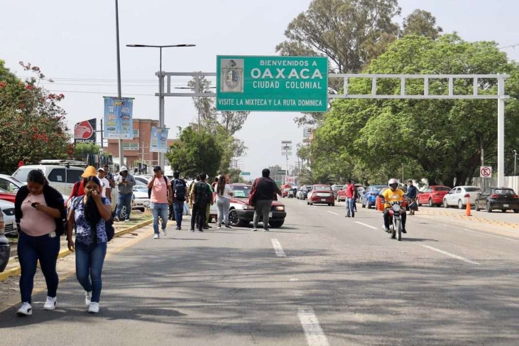 Bloqueos Carreteros del SNTE Estrangulan la Capital de Oaxaca en una Escalada de Protestas