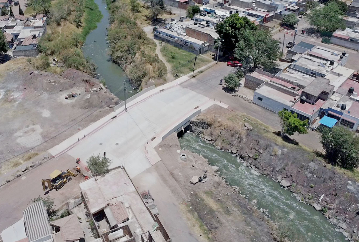 El Salto inaugura puente en Jardines del Castillo 