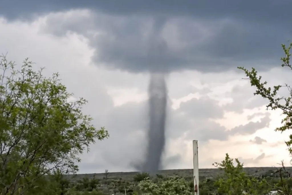 Coahuila Enfrenta la Furia de Tornados: Decenas de Viviendas Destruidas en Jiménez