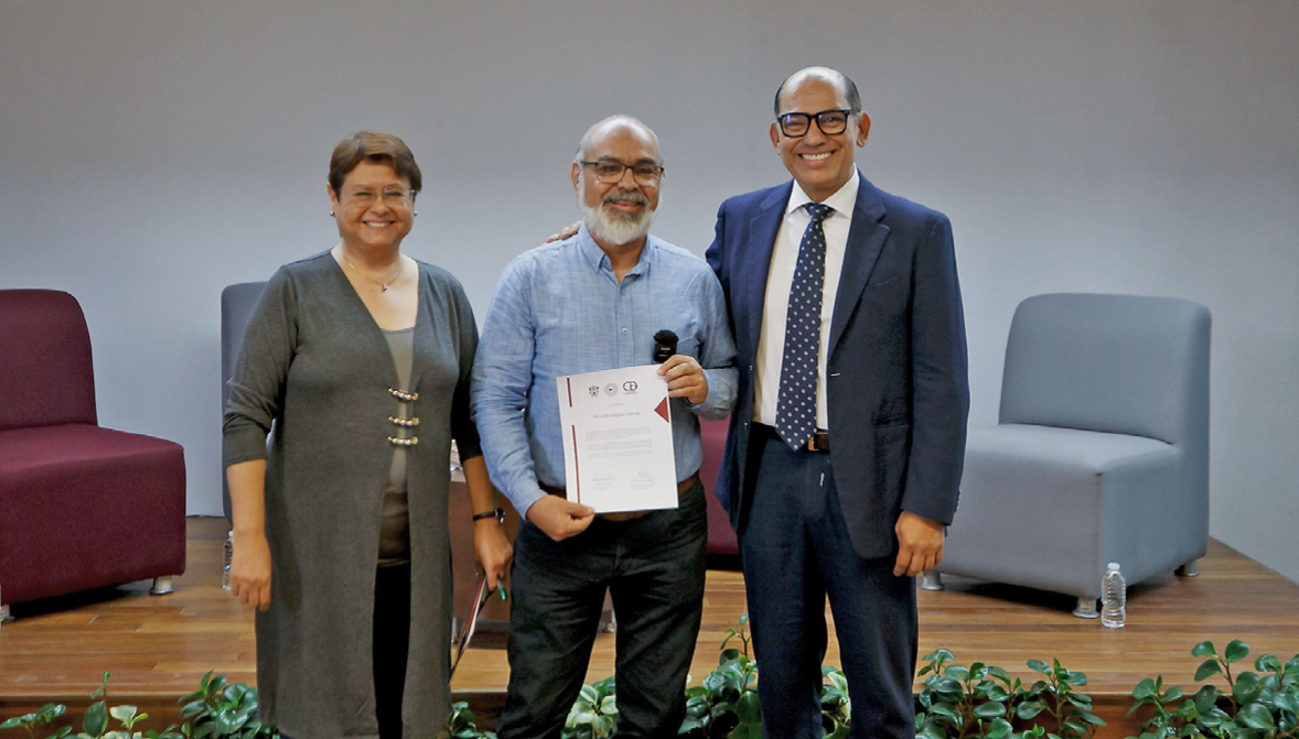 UdeG reconoce trayectoria literaria de Ricardo Sigala
