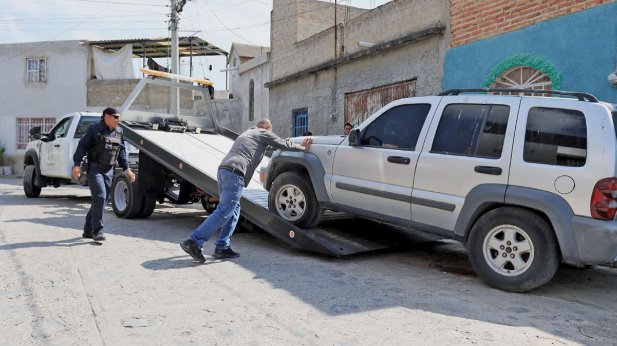 Retiran casi mil vehículos abandonados de la vía pública