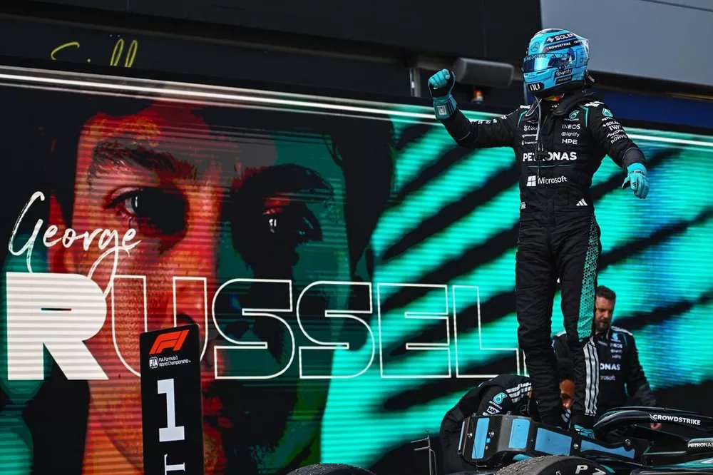 Russell gana en Austria; Checo abandona