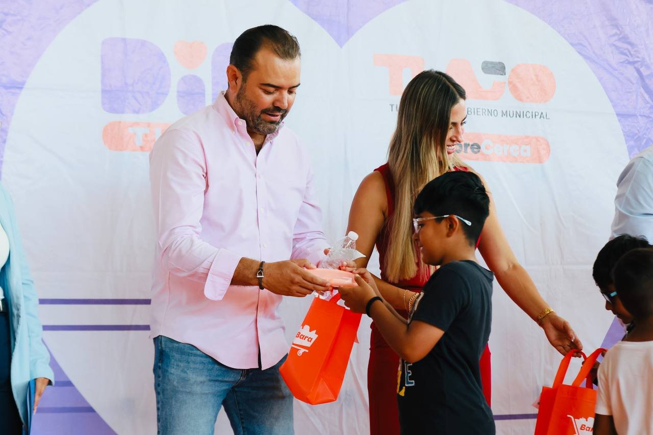 Tlajomulco entrega más de mil lentes gratuitos a estudiantes