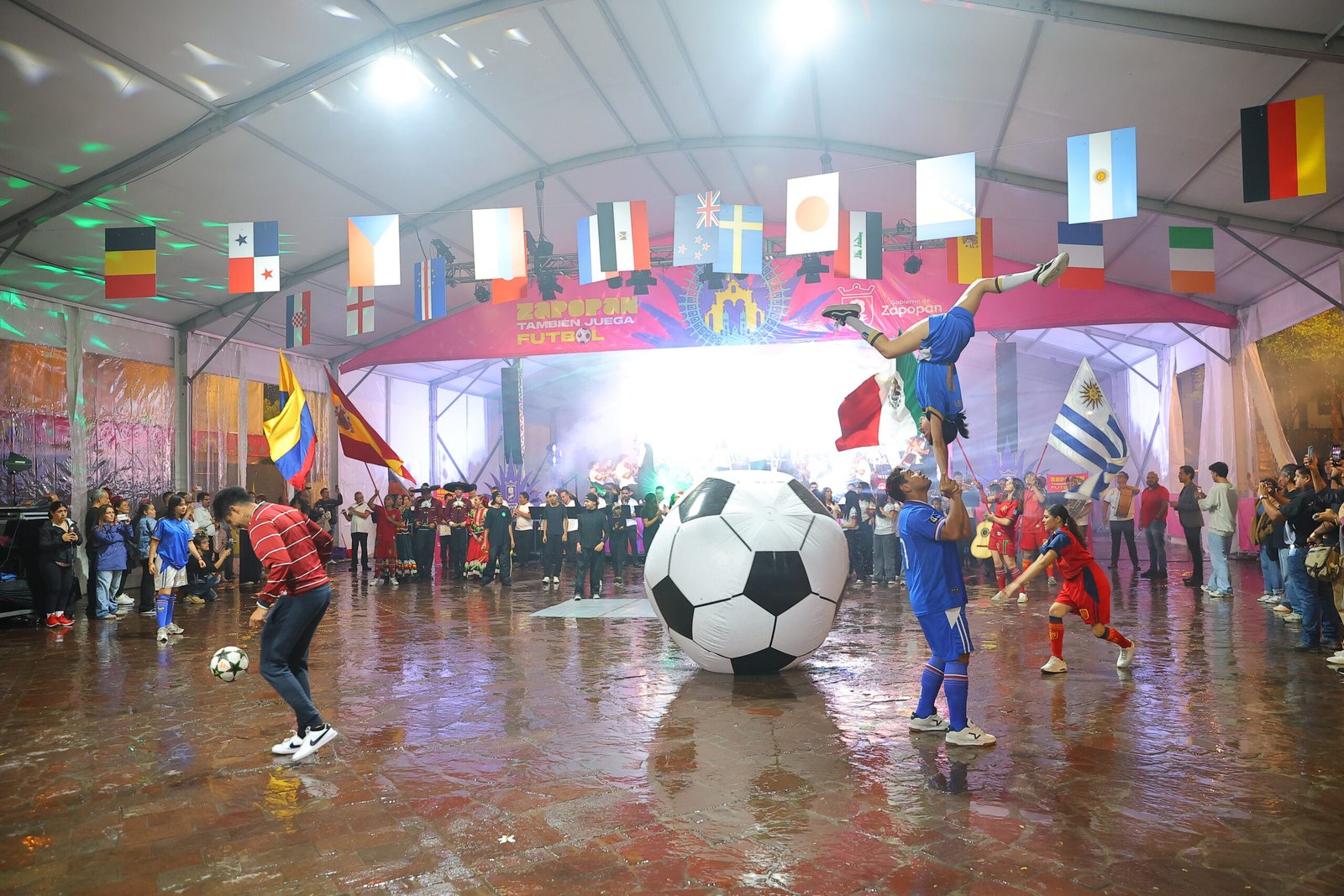 Plaza de las Américas recibe la Fiesta del Futbol
