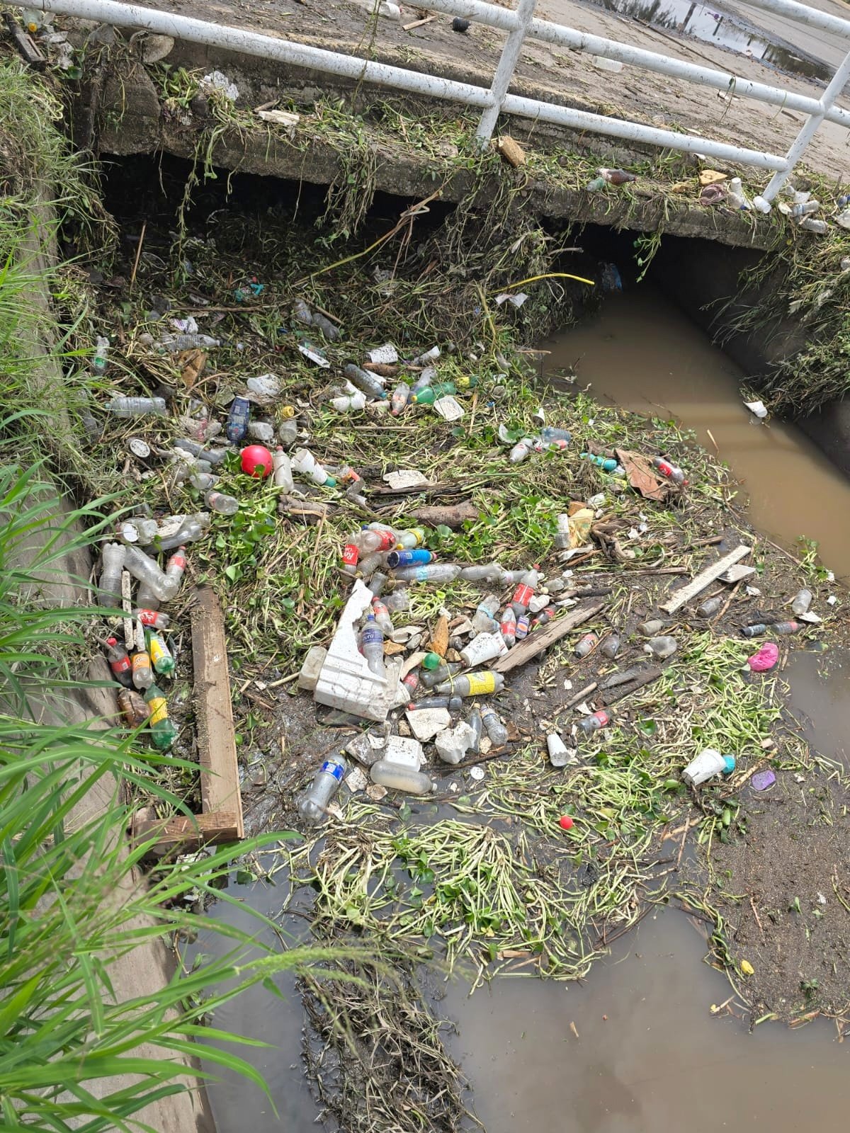 Tlajo intensifica limpieza de canales y recolección de basura ante temporal