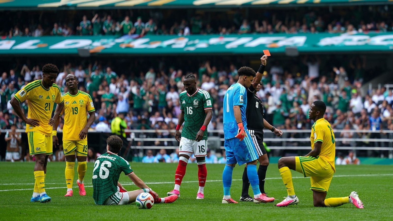 Histórico: El México vs Sudáfrica rompió récord de expulsiones en un partido inaugural del Mundial
