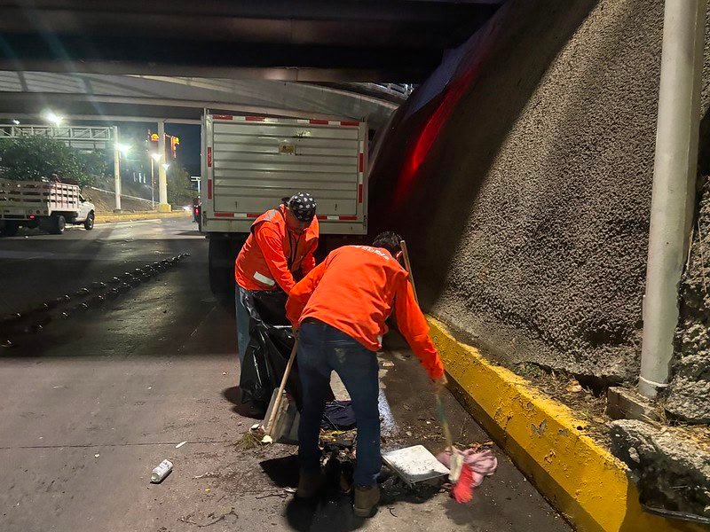 GDL refuerza limpieza de pasos a desnivel